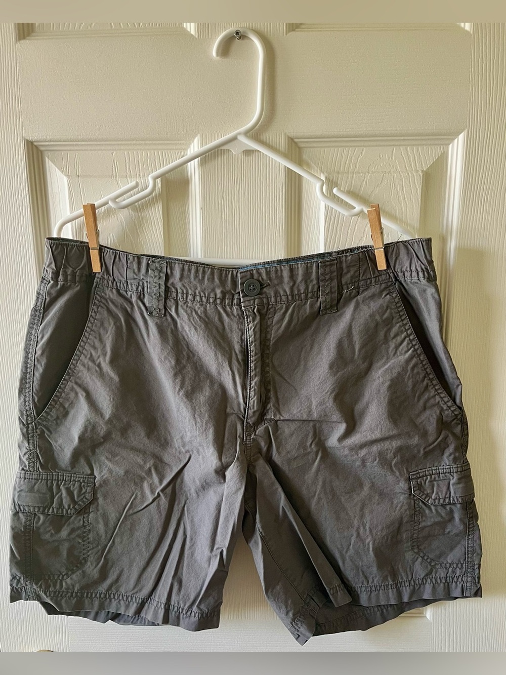 Columbia Men's Gray Cargo Shorts with Side Pockets